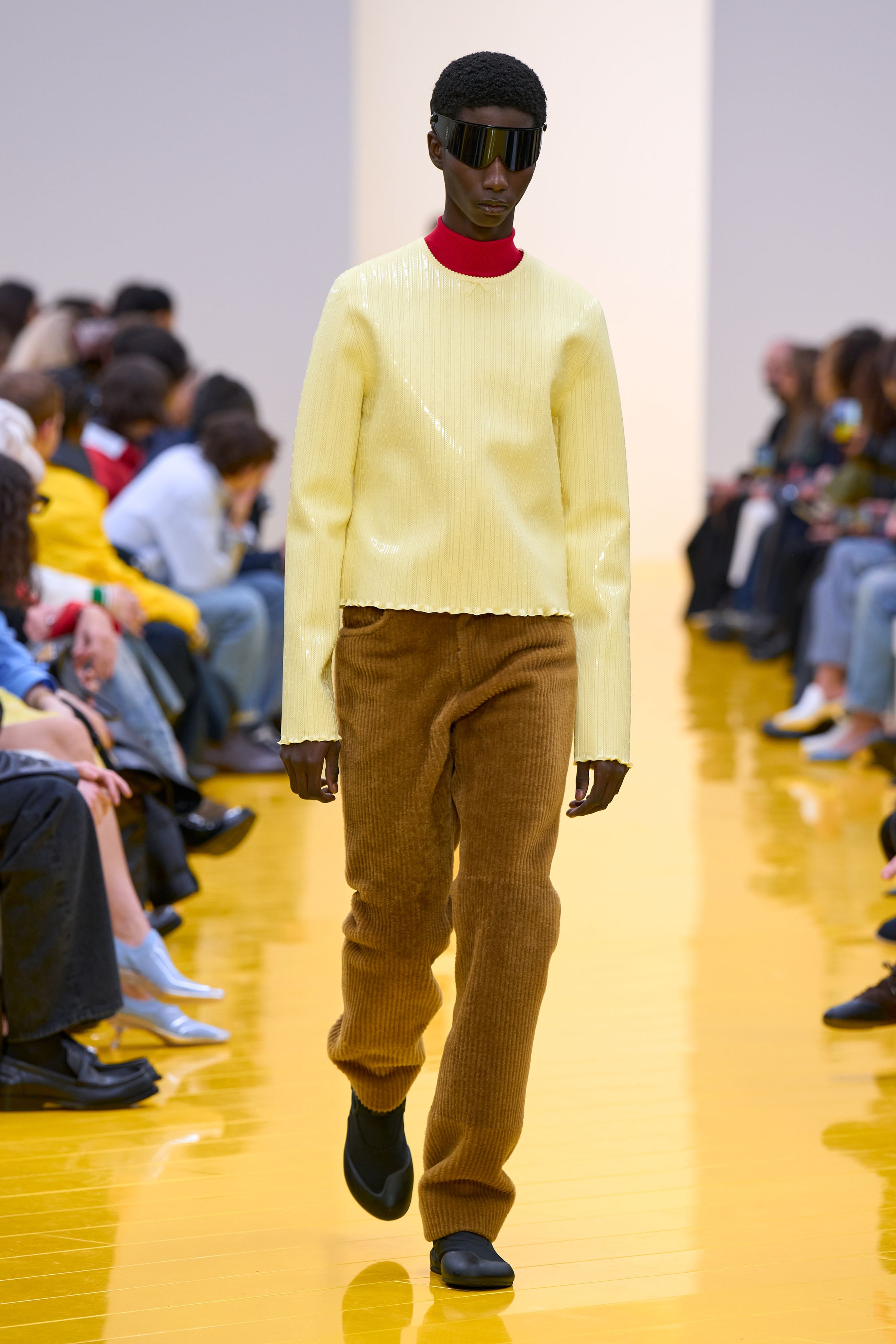 Jonathan Anderson 为 Loewe 带来一场充满艺术实验的秀：黄色地面与鲜明色彩形成强烈视觉舞台，极简廓形针织、雕塑化皮革外套、夸张毛绒结构和实验比例裙装共同构建一种“可穿戴雕塑”。从鲜黄、亮蓝到浓郁棕色毛绒，材质对比成为本季核心语言，既有幽默感也带有博物馆式艺术气质-顽石频道趋势研究